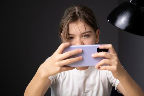 El tiempo prolongado frente a pantallas impacta el sue&ntilde;o, la concentraci&oacute;n y rendimiento acad&eacute;mico. (Foto ilustrativa: Shutterstock)