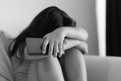 Expertos se&ntilde;alan que establecer l&iacute;mites de tiempo y supervisi&oacute;n es importante para garantizar un uso seguro de redes sociales. (Foto ilustrativa: Shutterstock)