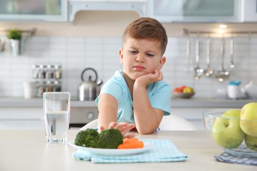 Anima a tus hijos a probar nuevos alimentos, pero sin obligarlo. (Foto: Shutterstock)