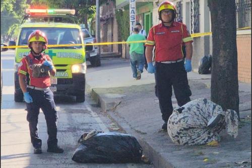 Dos cuerpos fueron hallados en la v&iacute;a p&uacute;blica en la colonia La Reformita, zona 12. (Foto: Bomberos Municipales)