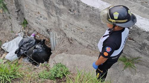 Dos cuerpos fueron localizados dentro de bolsas pl&aacute;sticas en la zona 6. (Foto: Bomberos Voluntarios)