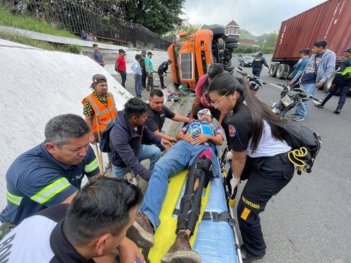 El piloto del tr&aacute;iler fue trasladado con graves heridas al IGSS de Escuintla. (Foto: Redes sociales)