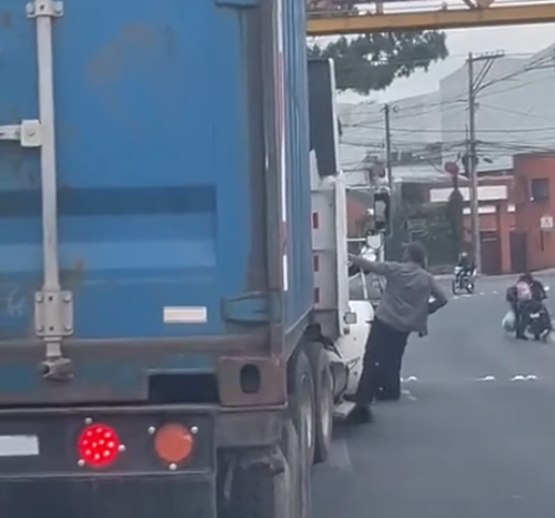 Un hombre armado amenaza al conductor. (Foto: captura de video)