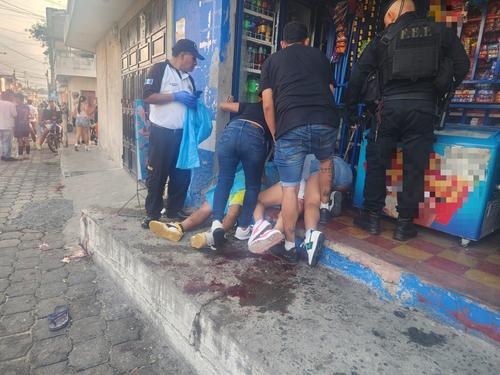 El hombre qued&oacute; tendido en el comercio tras perder la vida. (Foto: PNC)
