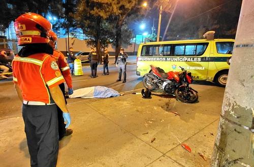 El hombre perdi&oacute; el control del veh&iacute;culo y termin&oacute; impactando contra el poste el&eacute;ctrico. (Foto: CMB)