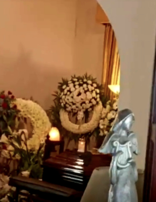 Con flores y coronas presentaron condolencias tras el fallecimiento del piloto. (Foto: Renato Melgar/Colaborador)