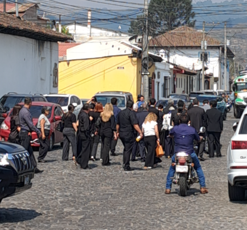 Amigos y familiares se dirigieron al camposanto para darle sepultura al aviador. (Foto: Renato Melgar/Colaborador)