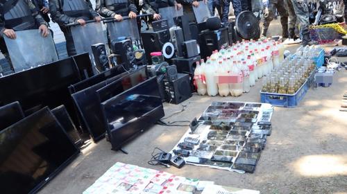 Televisores, bocinas, radios y otros fueron localizados en el centro carcelario. (Foto: PNC)