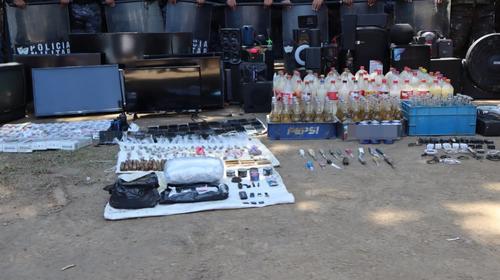 Tras varias horas de b&uacute;squeda, localizaron electrodom&eacute;sticos y bebidas alcoholicas.  (Foto: PNC)