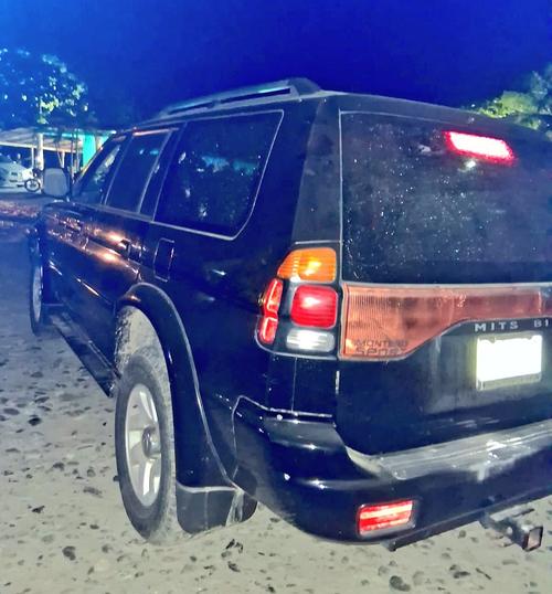 Los veh&iacute;culos tambi&eacute;n fueron blanco de los disparos. (Foto: Redes Sociales)