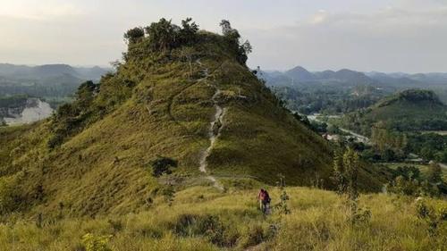 Senderistas explorando las rutas v&iacute;rgenes que conducen a la cima del misterioso cerro. (Foto: Estuardo Jim&eacute;nez/Colaborador)