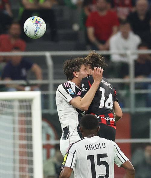 As&iacute; fue el fuerte choque donde Modric sali&oacute; tocado. (Fotos: Redes)