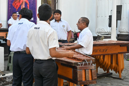 El profe Abraham dirige a sus alumnos en IDEAS. (Foto: &Aacute;ngel Revolorio/Colaborado)