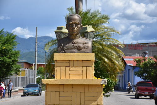 En 1958 se bautiz&oacute; con el nombre de L&aacute;zaro Chac&oacute;n a la calle de acceso al municipio y se erigi&oacute; un busto en uno de los arriates. (Foto: Lorena Chac&oacute;n/Colaboradora)