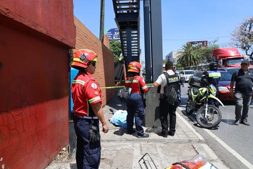 El hombre qued&oacute; tendido bajo una pasarela del sector. (Foto: Bomberos Municipales)