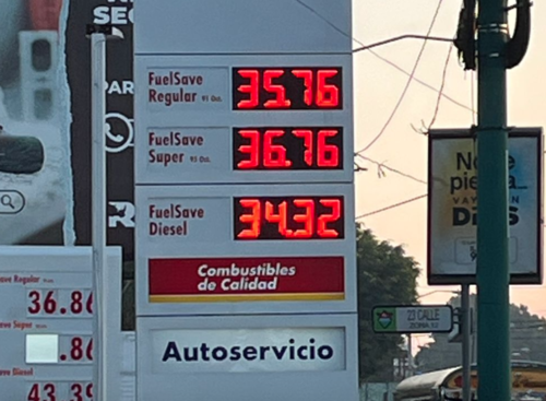 Varios puntos de servicio en la ciudad inician a despachar combustible bajo los nuevos precios.  (Foto: Fredy Hern&aacute;ndez/Soy502)