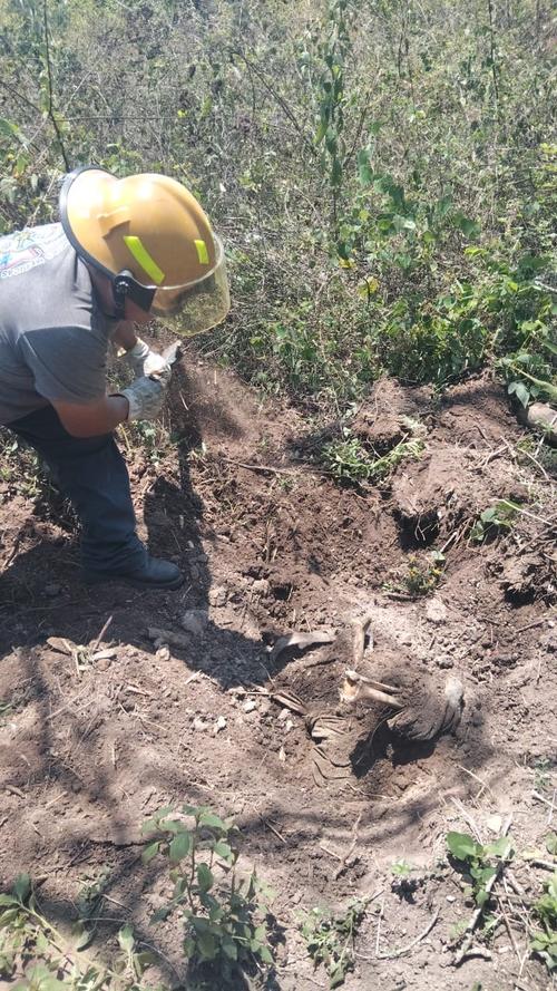 Los restos humanos fueron desenterrados por socorristas. (Foto: Bomberos de Canalitos)