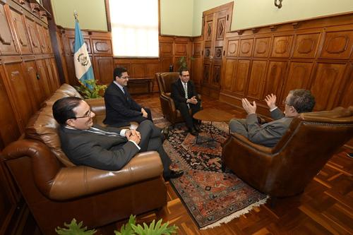 Gabriel Estuardo Garc&iacute;a Luna se entrevist&oacute; en privado con el presidente Bernardo Ar&eacute;valo. (Foto: SCSP / Soy502)