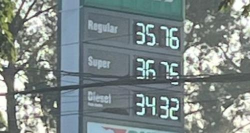 La baja en los precios se vio reflejada en los puntos de servicio de la ciudad desde las primeras horas de este martes. (Foto: Fredy Hern&aacute;ndez/Soy502)