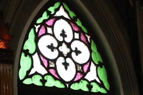 Las paredes laterales contienen hermosos vitrales que dejan entrar la luz. (Foto: Oswaldo Cop/Colaborador)