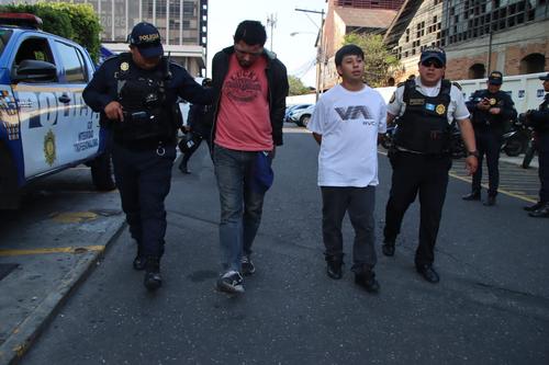 Los detenidos fueron identificados como: Cristi&aacute;n Adolfo Santizo Garc&iacute;a, alias &ldquo;El Ni&ntilde;o Rata&rdquo;; y Jonatan Josu&eacute; Cort&eacute;z Ju&aacute;rez, alias "El Grande". (Foto: PNC)