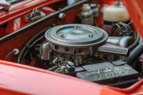 Una singularidad de los veh&iacute;culos ochenteros es el uso de un sistema de carburaci&oacute;n previo al de inyecci&oacute;n. 
