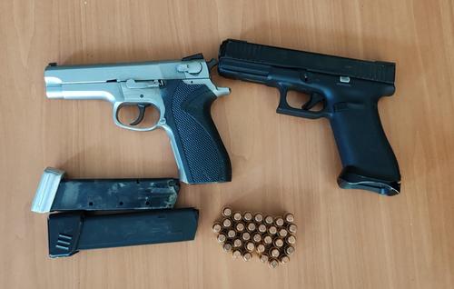 Al capturado se le incautaron dos pistolas. (Foto: PNC)