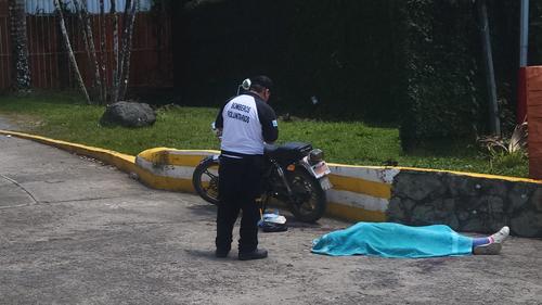 El cuerpo de la v&iacute;ctima mortal qued&oacute; a unos metros de su veh&iacute;culo de dos ruedas. (Foto: Pablo Miguel/Colaborador)