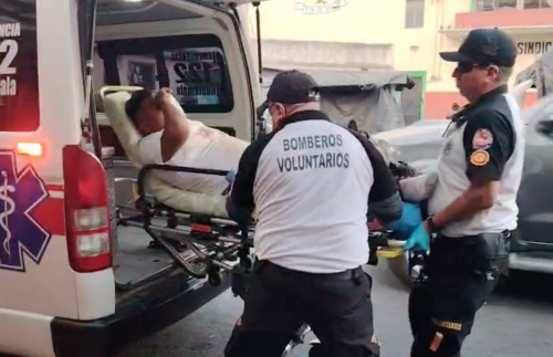 Las v&iacute;ctimas fueron trasladadas a un centro asistencial. (Foto: Bomberos Voluntarios)