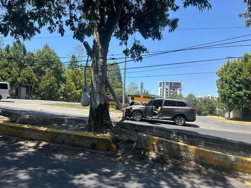 La camioneta termin&oacute; empotrada en el poste de luz. (Foto: PMT)