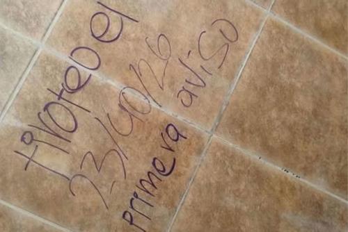 Este fue el mensaje hallado en uno de los ba&ntilde;os del plantel. (Foto: redes sociales)
