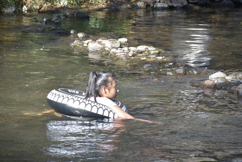 Las personas que no saben nadar no se pierden la experiencia y usan flotadores. (Foto: Nehem&iacute;as Guti&eacute;rrez/Colaborador)