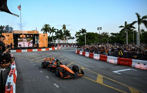 El piloto brit&aacute;nico Lando Norris, durante el show de McLaren, previo al Gran Premio de Miami. (Foto: AFP)