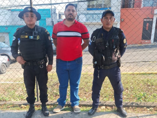 El hombre fue entregado a las autoridades correspondientes. (Foto: PNC)