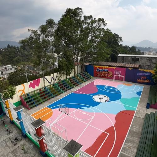 Esta es una cancha polideportiva que fue transformada en colores por Laparra. (Foto: Edwards Morales/Colaborador)
