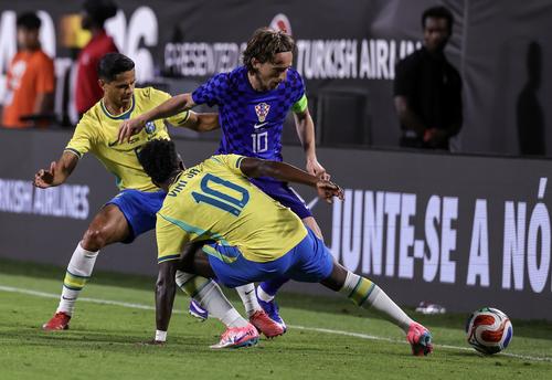 La Copa Mundial de la FIFA 2026, que se celebrar&aacute; entre el 11 de junio y el 19 de julio de 2026, est&aacute; cada vez m&aacute;s cerca y marcar&aacute; un hito en la historia del f&uacute;tbol al contar con 48 selecciones participantes y una cifra r&eacute;cord de 104 partidos.  Esta edici&oacute;n ser&aacute; organizada de manera conjunta por Estados Unidos, M&eacute;xico y Canad&aacute;, con encuentros distribuidos en distintas ciudades de los tres pa&iacute;ses. El partido inaugural se disputar&aacute; en el emblem&aacute;tico Estadio Azteca, en Ciudad de M&eacute;xico, mientras que la gran fi