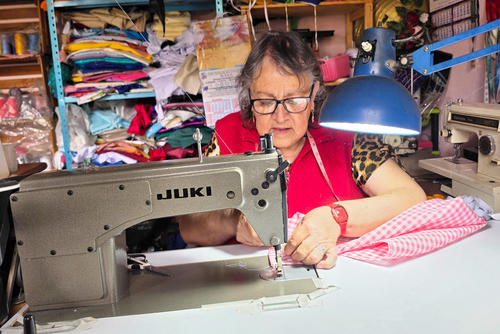 Do&ntilde;a Paquita: la costurera que viste la fe y tradici&oacute;n de Patz&uacute;n. (Foto: Julio Bala/Colaborador)  