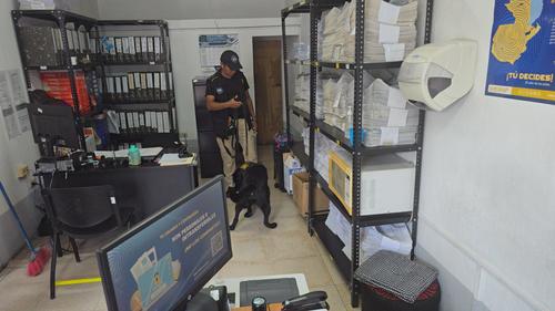 Autoridades contin&uacute;an las diligencias correspondientes. (Foto: RENAP)