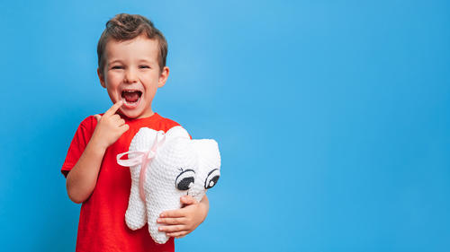 Ense&ntilde;a a tus hijos la importancia de cuidar sus dientes. (Foto: Shutterstock)