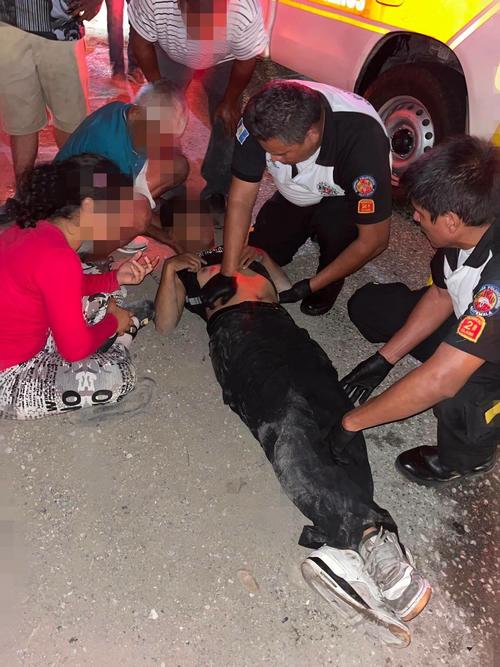 Socorristas asistieron al motorista accidentado. (Foto: CVB)