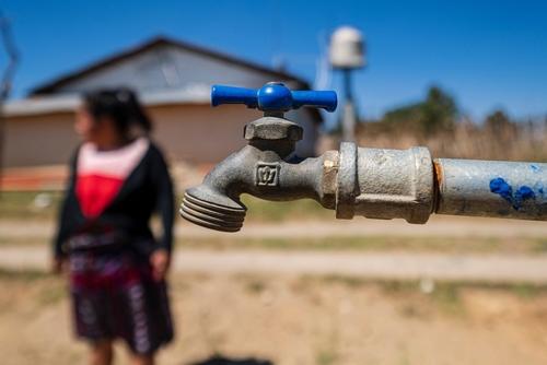La ley prioriza en primer lugar el consumo humano y de subsistencia, en segundo los sistemas comunitarios/municipales, y en tercero los usos comerciales. (Foto ilustrativa: Shutterstock) 