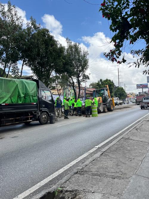 El carril izquierdo de la v&iacute;a se encuentra obstaculizado. (Foto: Fredy Hern&aacute;ndez/Soy502)