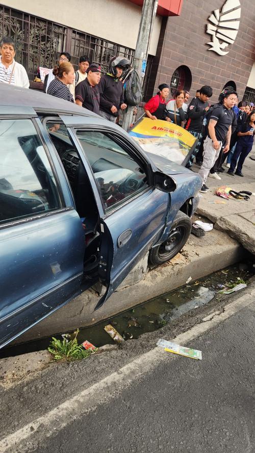El conductor perdi&oacute; el control del veh&iacute;culo y arroll&oacute; al vendedor ambulante. (Foto: Erick Colop)