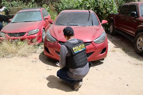 Autoridades hallaron dos veh&iacute;culos robados dentro de un predio municipal en El Cerrito, zona 7. (Foto: PNC)