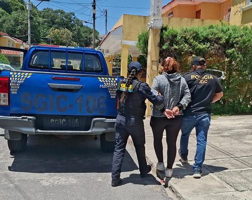 La detenci&oacute;n responde a una orden de aprehensi&oacute;n por el delito de casos especiales de estafa. (Foto: PNC)