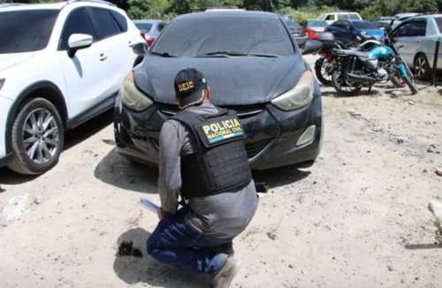 Luego de m&aacute;s de 36 horas de cateo en un predio municipal fueron incautados dos veh&iacute;culos con reporte de robo. (Foto: PNC)