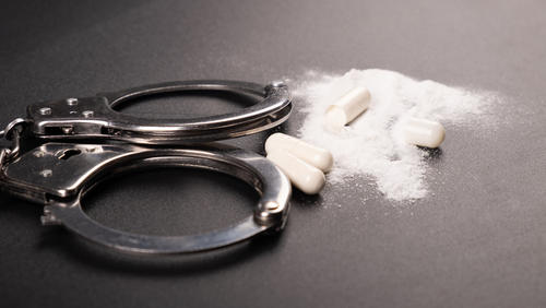 Ar&eacute;valo calific&oacute; la narcopol&iacute;tica como el control e influencia de estructuras criminales sobre partidos pol&iacute;ticos y autoridades en distintos niveles. (Foto ilustrativa: Shutterstock)