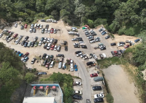 En el predio fueron verificadas las placas de todos los carros que estaban estacionados. (Foto: PNC)