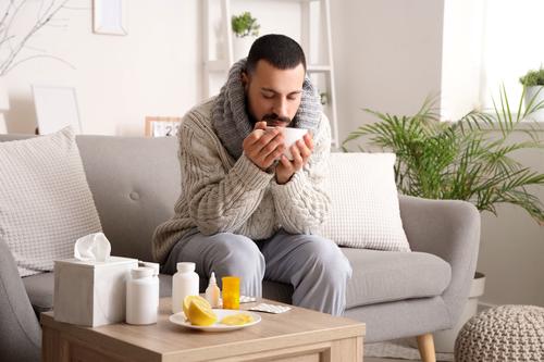 No olvides beber suficiente agua y consulta siempre al m&eacute;dico antes de tomar medicamentos. (Foto: Shutterstock)