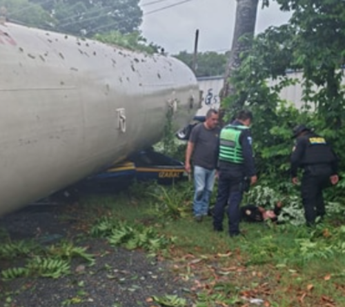 Dos agentes fallecieron durante el percance veh&iacute;cular. (Foto: Cortes&iacute;a)